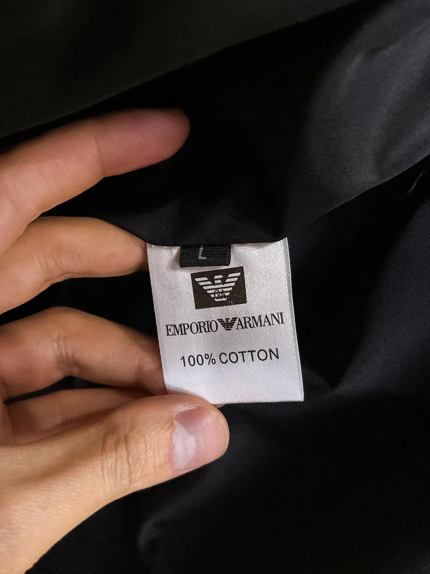 Armani official website Same Style, complete with three labels, on sale in advance. 2026 Autumn and Winter New Arrival men's jacket, Original with complete three labels, Premium version. Custom-made fabrics at the counter. Breathable, high comfort, impeccable details, brand element design concept, reflecting high quality. It feels delicate and soft, presents a casual cut, and has a great upper body shape. Sizes: M～3XL,